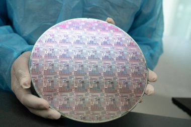 Tümleşik devre yarı iletken üretimi için silikon gofret.