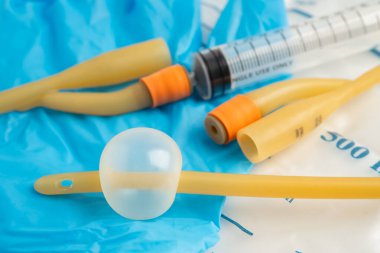 Özürlü ya da hastanede yatan hasta için idrar torbası takılı Foley idrar sondası.