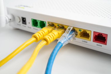 İnternet servis sağlayıcısına kablosuz yönlendirici bağlı ethernet kablosu.