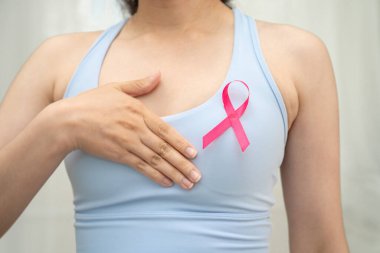 Göğüs kanseri, Asya 'daki son sınıf öğrencisi bayan için pembe kurdele, Dünya Göğüs Kanseri Günü' nün sembolü..