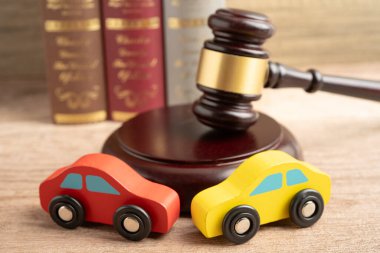 Çekiç tokmak hakimi araba kazasında, sigorta sigortası tazminat davası davasında..