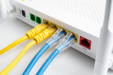 İnternet servis sağlayıcısına kablosuz yönlendirici bağlı ethernet kablosu.