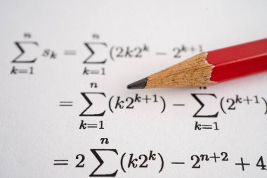 Eğitim okulunda matematik formülü sınav kağıdı üzerine kalem..