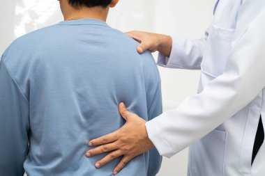 Fizik tedavi, Asyalı terapist tedavisi. Genç adam hastanede acı çekiyor..