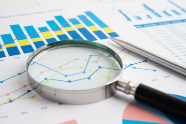 Hesap tablosu ve grafik kağıdındaki büyüteç. Mali veri ekonomisi, İş.