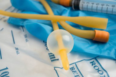 Özürlü ya da hastanede yatan hasta için idrar torbası takılı Foley idrar sondası.