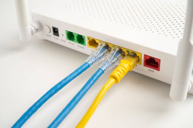 İnternet servis sağlayıcısına kablosuz yönlendirici bağlı ethernet kablosu.