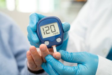 Doktor, parmak ucu ve parmak şekeri seviyesindeki şeker hastalıklarını kontrol et..