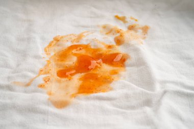 Kirli domates sosu lekesi ya da çamaşır tozu ile yıkamak için ketçap, ev işi..