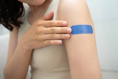 HPV, insan papillomavirus, mavi bandajlı aşı olan Asyalı genç kadın..