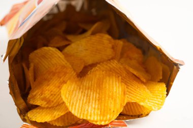 Patates cipsi, leziz BBQ baharatlı Crips için ince dilimlenmiş kızarmış abur cubur açık poşette fast food..