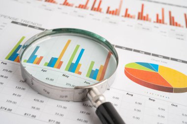 Hesap tablosu ve grafik kağıdındaki büyüteç. Mali veri ekonomisi, İş.