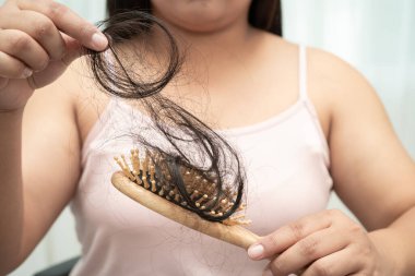 Asyalı kadınların tarak fırçasına eklenen uzun saç kaybıyla ilgili sorunları var..