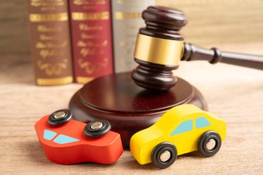 Çekiç tokmak hakimi araba kazasında, sigorta sigortası tazminat davası davasında..