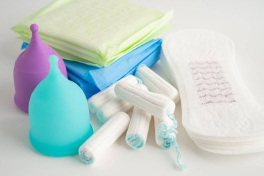 Hijyen ve koruma için hijyen pedi ve pamuk tamponlu adet döngüsü.