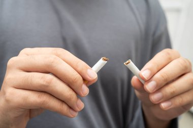 Sigarayı bırak, Asyalı genç adam kırıyor sigarayı yok et.