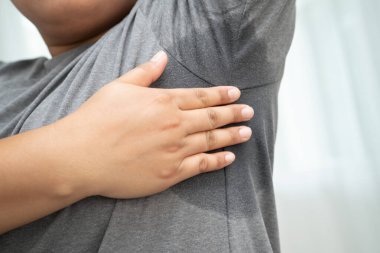 Koltuk altı terli, koltukaltı terli Asyalı kadın..