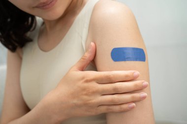 HPV, insan papillomavirus, mavi bandajlı aşı olan Asyalı genç kadın..