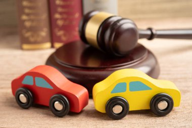 Çekiç tokmak hakimi araba kazasında, sigorta sigortası tazminat davası davasında..