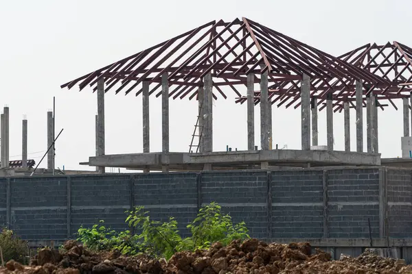 Yeni modern evin inşaat alanı.