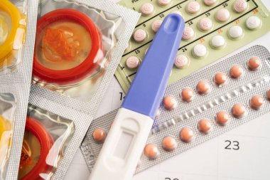 Hamilelik testi ve doğum kontrol hapları takvim, doğum kontrol ve ilaç üzerinde.