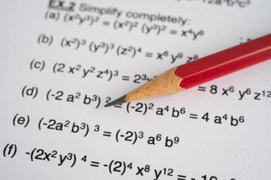 Eğitim okulunda matematik formülü sınav kağıdı üzerine kalem..