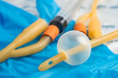 Özürlü ya da hastanede yatan hasta için idrar torbası takılı Foley idrar sondası.