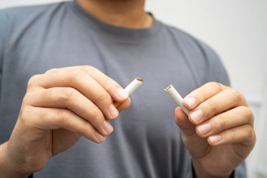 Sigarayı bırak, Asyalı genç adam kırıyor sigarayı yok et.