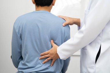 Fizik tedavi, Asyalı terapist tedavisi. Genç adam hastanede acı çekiyor..