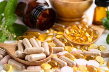 Alternatif ilaç bitkisel organik kapsül, mineral, bitkisel ilaç sağlıklı yaşam için doğal destek yaprakları..