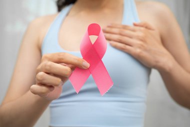 Göğüs kanseri, Asya 'daki son sınıf öğrencisi bayan için pembe kurdele, Dünya Göğüs Kanseri Günü' nün sembolü..