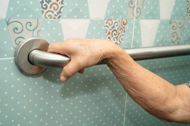 Asyalı yaşlı kadın hasta, hemşire hastanesinde tuvalet temizliği yapıyor. Sağlıklı ve güçlü..