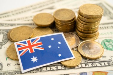 Avustralya bayrağı ve Amerikan doları banknotlarıyla dolu para yığını.