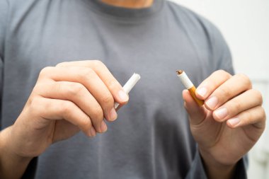 Sigarayı bırak, Asyalı genç adam kırıyor sigarayı yok et.