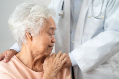 Bakıcı el ele tutuşuyor. Asyalı yaşlı kadın. Sevgi, ilgi, cesaret ve empati ile hemşire hastanesinde..