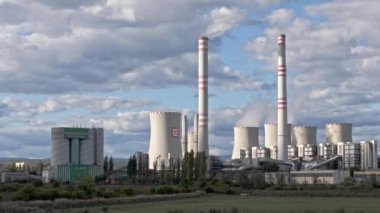 Kömürle çalışan elektrik santrali ve birleşik bisiklet santrali Pocerady, Çek Cumhuriyeti 'nin hava manzarası