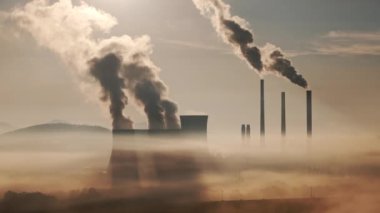 Puslu ve günbatımında, kömürle çalışan elektrik santrali ve birleşik bisiklet santralinin hava görüntüsü, Pocerady, Çek Cumhuriyeti