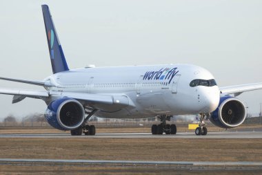 PRAG - 27 Aralık 2023: World2Fly Airbus A350-941 REG: EC-NOI Vaclav Havel Havaalanı Prag. Bratislava 'dan Prag' a. World2Fly, Palma de Mallorca merkezli bir havayolu şirketidir..