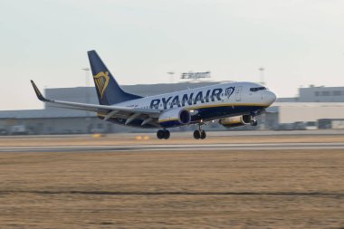 PRAGUE - 27 Aralık 2023: Ryanair (BUZZ tarafından işletilen) Boeing 737-73S REG: Vaclav Havel Havalimanı Prag 'da SP-RUM. Barselona 'dan Prag' a. Ryanair Lt. İrlandalı düşük maliyetli bir havayolu şirketi..