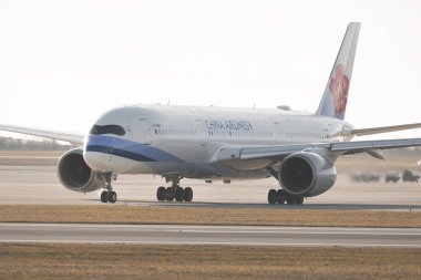 PRAGUE - 27 Aralık 2023: China Airlines Airbus A350-941 REG: B-18917 Vaclav Havel Havaalanı Prag. Prag 'dan Taipei' ye. Çin Havayolları Tayvan 'ın bayrak taşıyıcı havayolu şirketidir..