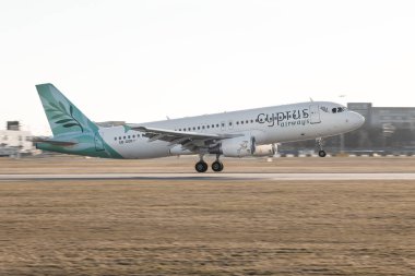 PRAGUE - 27 Aralık 2023: Cyprus Airways Airbus A320-214 REG: 5B-DDDR, Vaclav Havel Havaalanı Prag. Selanik 'ten Prag' a. Kıbrıs Rum Kesimi Havayolları bayrak taşıyıcısı.