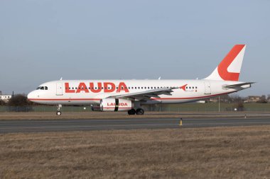 PRAGUE - 27 Aralık 2023: Lauda Europe Airbus A320-232 REG: Vaclav Havel Havaalanı Prag 9H-LOP. Londra 'dan Prag' a. Lauda Europe Limited, ana şirketi Ryanair adına faaliyet gösteren düşük maliyetli bir Malta havayolu şirketi..