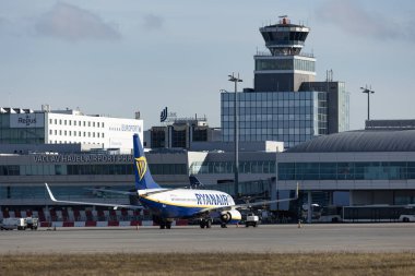 PRAG - Çek Cumhuriyeti, 2023: Ryanair Boeing 737, Vaclav Havel Havaalanı Prag. Ryanair Lt. İrlandalı düşük maliyetli bir havayolu şirketi..