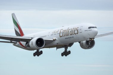PRAGUE - 29 Mart 2024: Emirates Boeing 777-31H (ER) REG: Vaclav Havel Havaalanı Prag 'da A6-EPX. Dubai 'den Prag' a. Emirlikler en büyük havayolu şirketi ve BAE 'nin iki bayrak taşıyıcısından biridir..