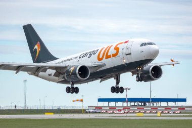 PRAGUE - 29 Mart 2024: ULS Airlines Cargo Airbus A310-308 (F) REG: Vaclav Havel Havaalanı Prag 'da TC-SGM. Doha 'dan Prag' a. ULS Airlines Cargo, Türk kargo şirketi..