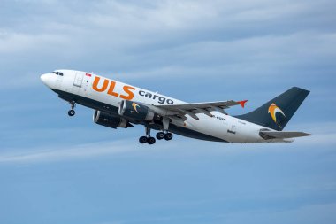 PRAGUE - 29 Mart 2024: ULS Airlines Cargo Airbus A310-308 (F) REG: Vaclav Havel Havaalanı Prag 'da TC-SGM. Prag 'dan Doha' ya. ULS Airlines Cargo, Türk kargo şirketi..