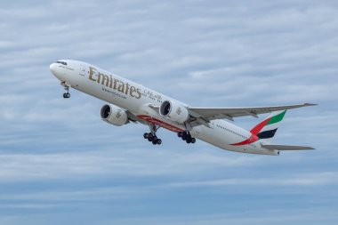 PRAGUE - 29 Mart 2024: Emirates Boeing 777-31H (ER) REG: Vaclav Havel Havaalanı Prag 'da A6-EPX. Dubai 'den Prag' a. Emirlikler en büyük havayolu şirketi ve BAE 'nin iki bayrak taşıyıcısından biridir..