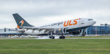 PRAGUE - 29 Mart 2024: ULS Airlines Cargo Airbus A310-308 (F) REG: Vaclav Havel Havaalanı Prag 'da TC-SGM. Doha 'dan Prag' a. ULS Airlines Cargo, Türk kargo şirketi..