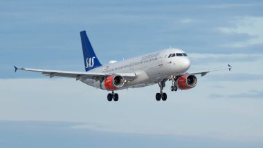 PRAGUE - 29 Mart 2024: SAS İskandinav Havayolları Airbus A320-232 REG: Vaclav Havel Havaalanı Prag. Kopenhag 'dan Prag' a. SAS Danimarka, Norveç ve İsveç 'in bayrak taşıyıcısıdır..