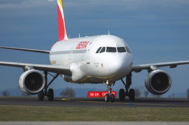 PRAGUE - 29 Mart 2024: Iberia Airbus A320-214 REG: AK-IEF Vaclav Havel Havaalanı Prag. Iberia Lneas Areas de Espaa, İspanya 'nın bayrak taşıyıcısı..